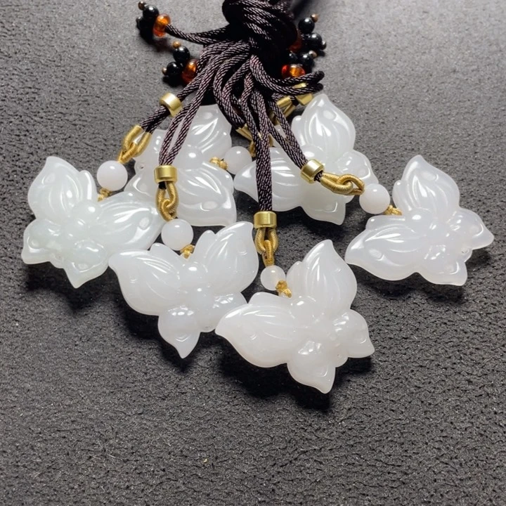 颈饰未镶嵌石英质玉日**辰
