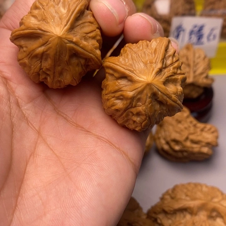 文玩核桃把件异型三棱鸡心