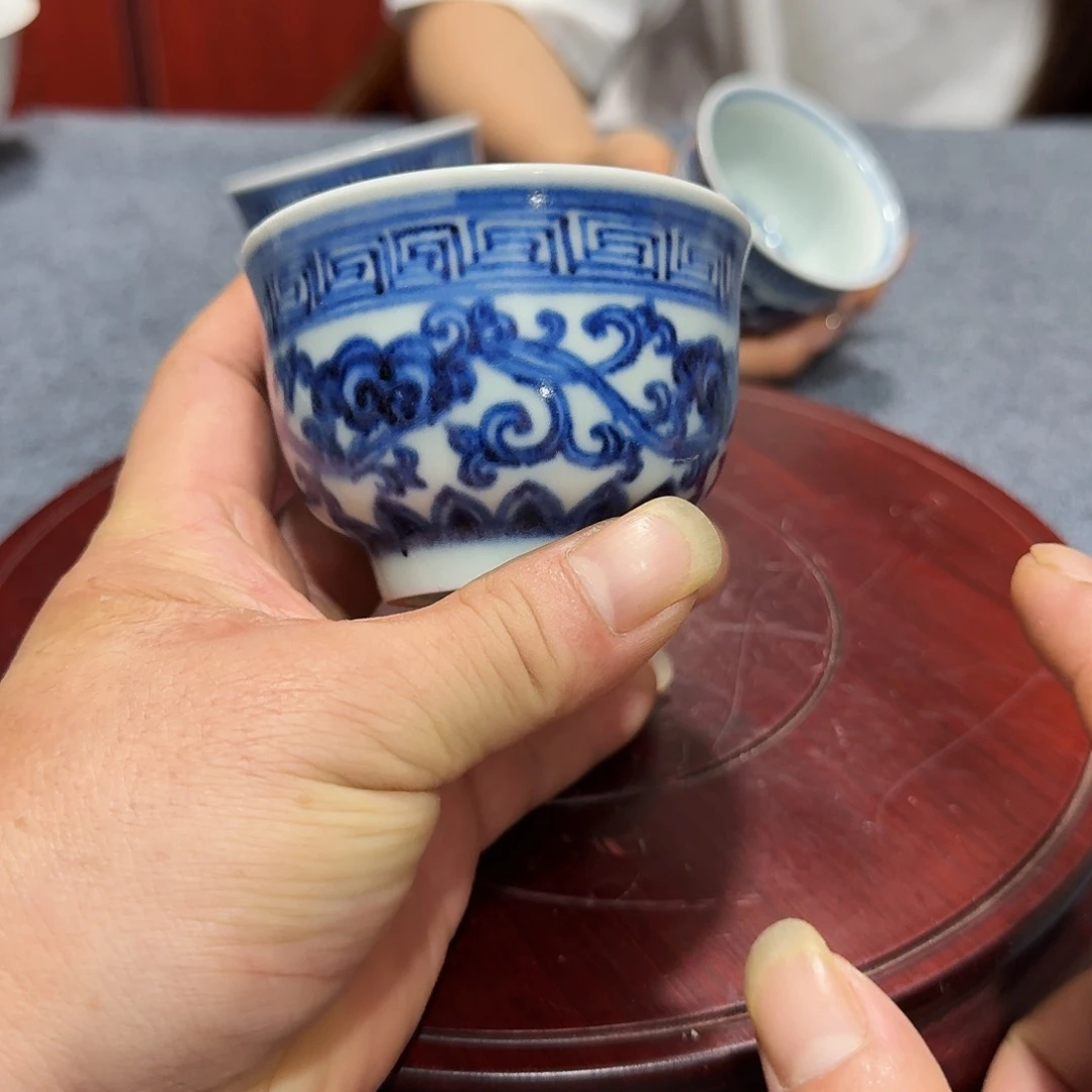 时***转瓷片青花花卉纹饰主人杯
