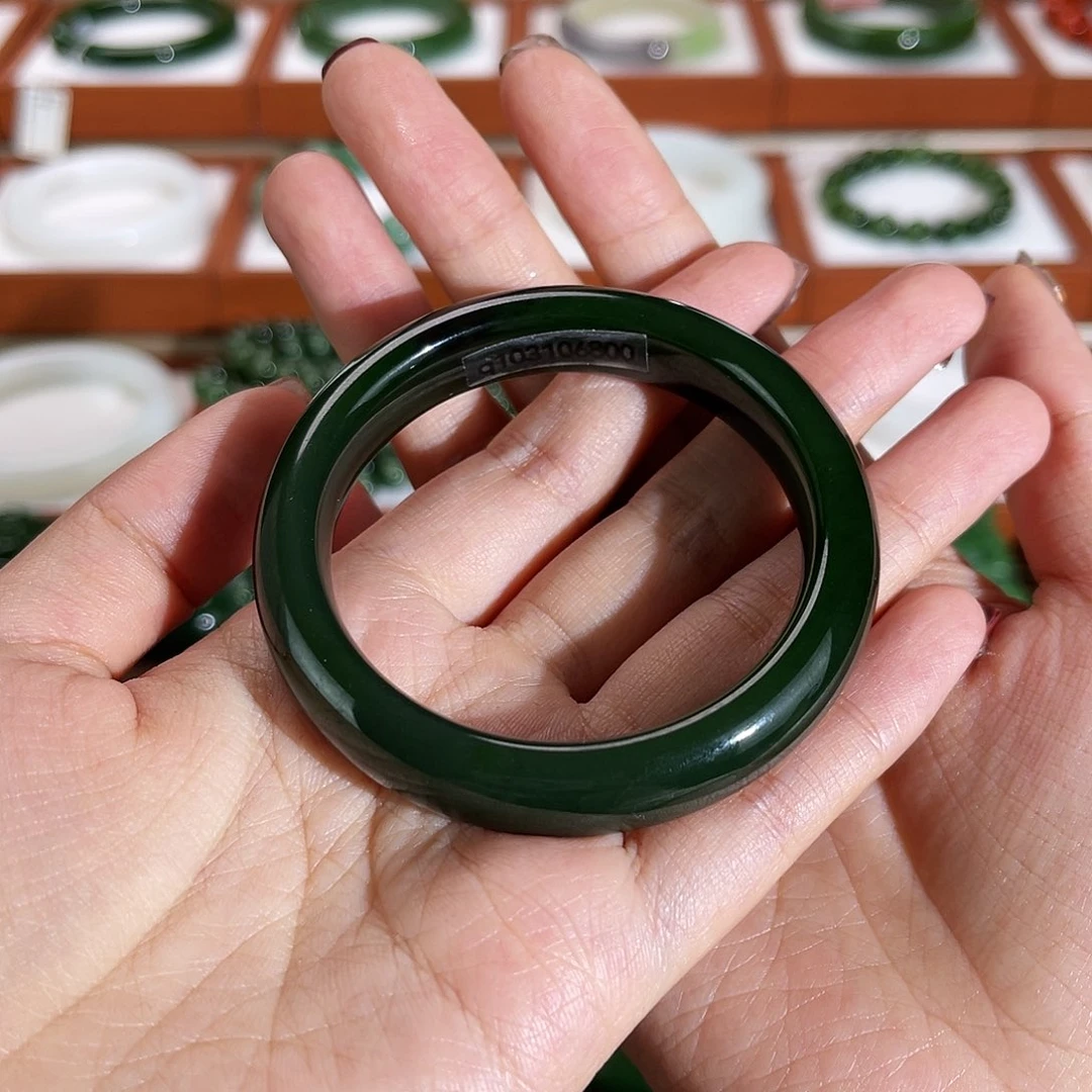 焦***米和田玉未镶嵌手镯