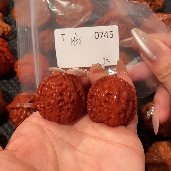 涂***搭文玩核桃吊坠白狮子32