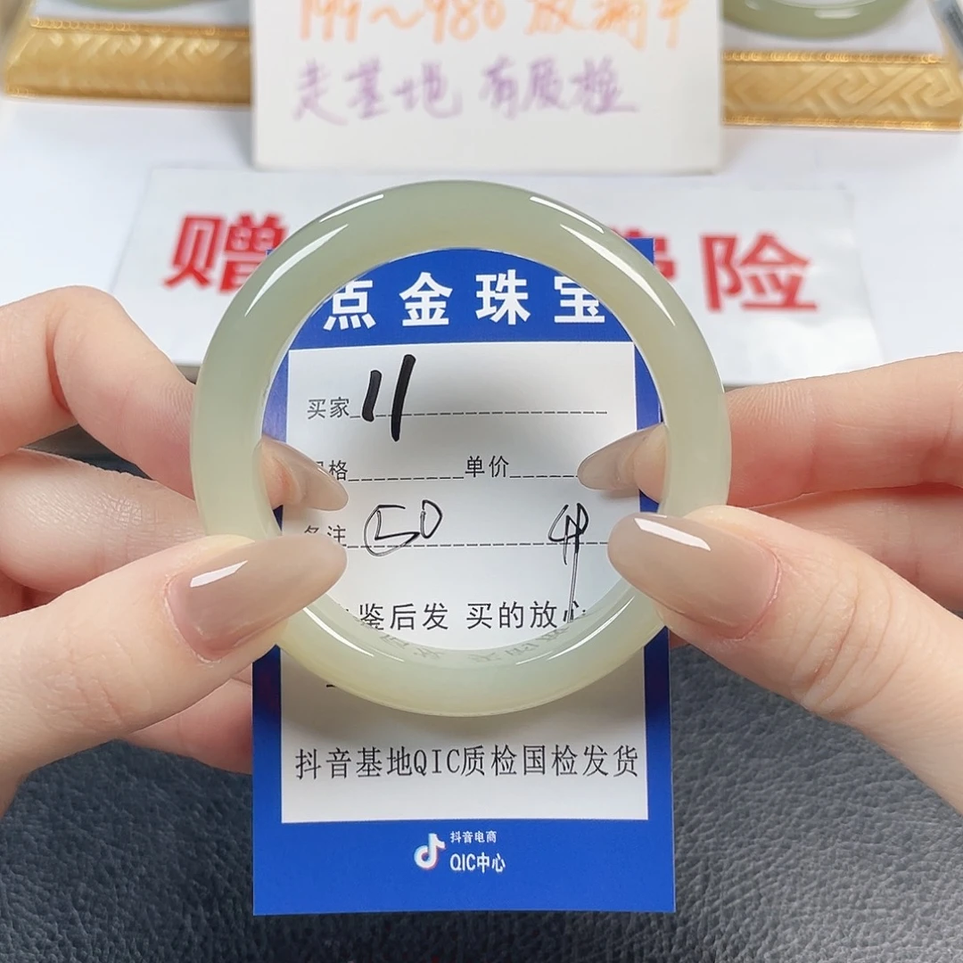 我***姐和田玉未镶嵌手镯