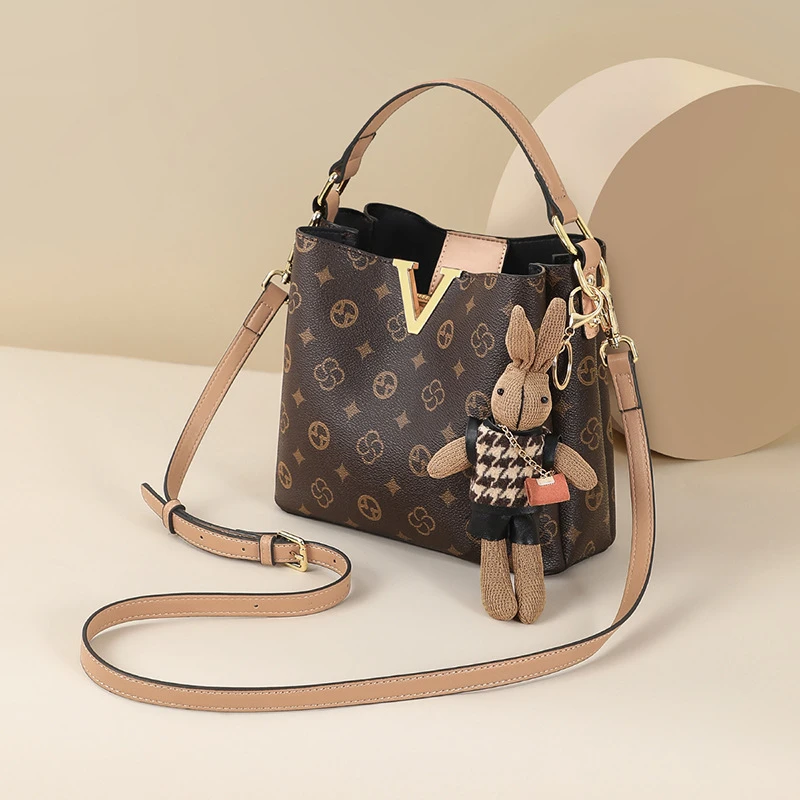 水桶包包女式2024新款秋冬高级感通勤小众单肩斜挎包手提包轻奢