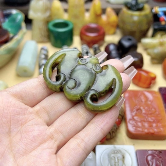 蛇纹石玉未镶嵌颈饰