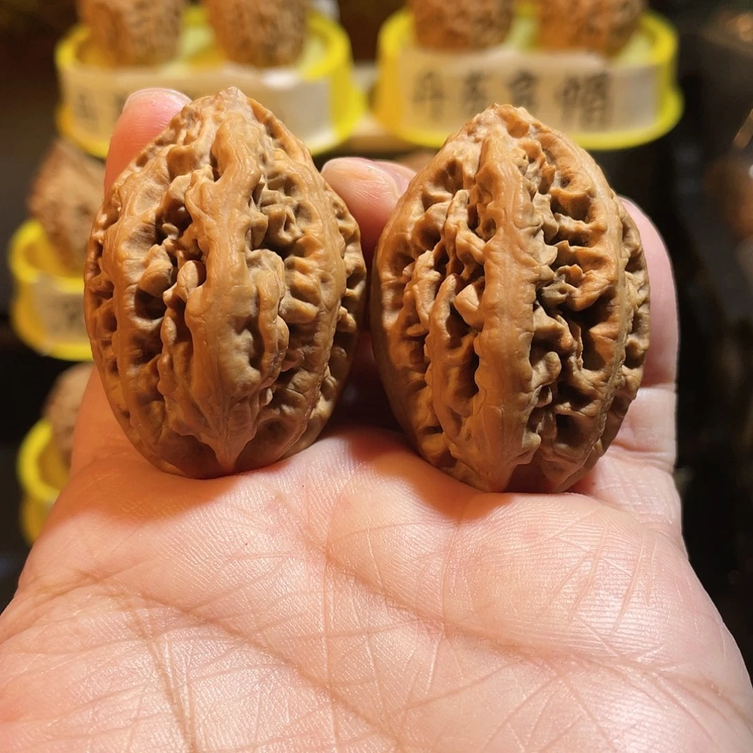 文玩核桃吊坠虎头