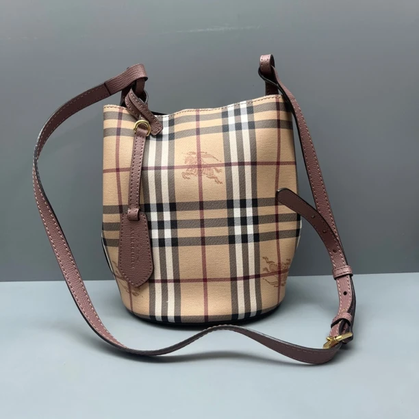 95新 BURBERRY/博柏利  战马格纹水桶包 尺寸18*22 ！SV16861