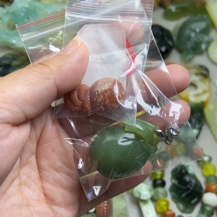 蛇纹石玉挂件未镶嵌春*