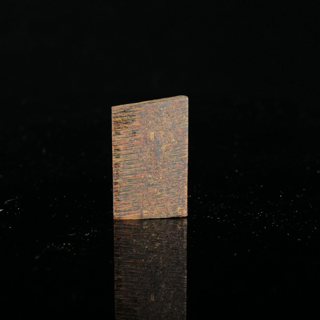 B5581 越南芽庄白奇楠糖结沉水方牌 2.43x1.5x0.5cm 1.8g
