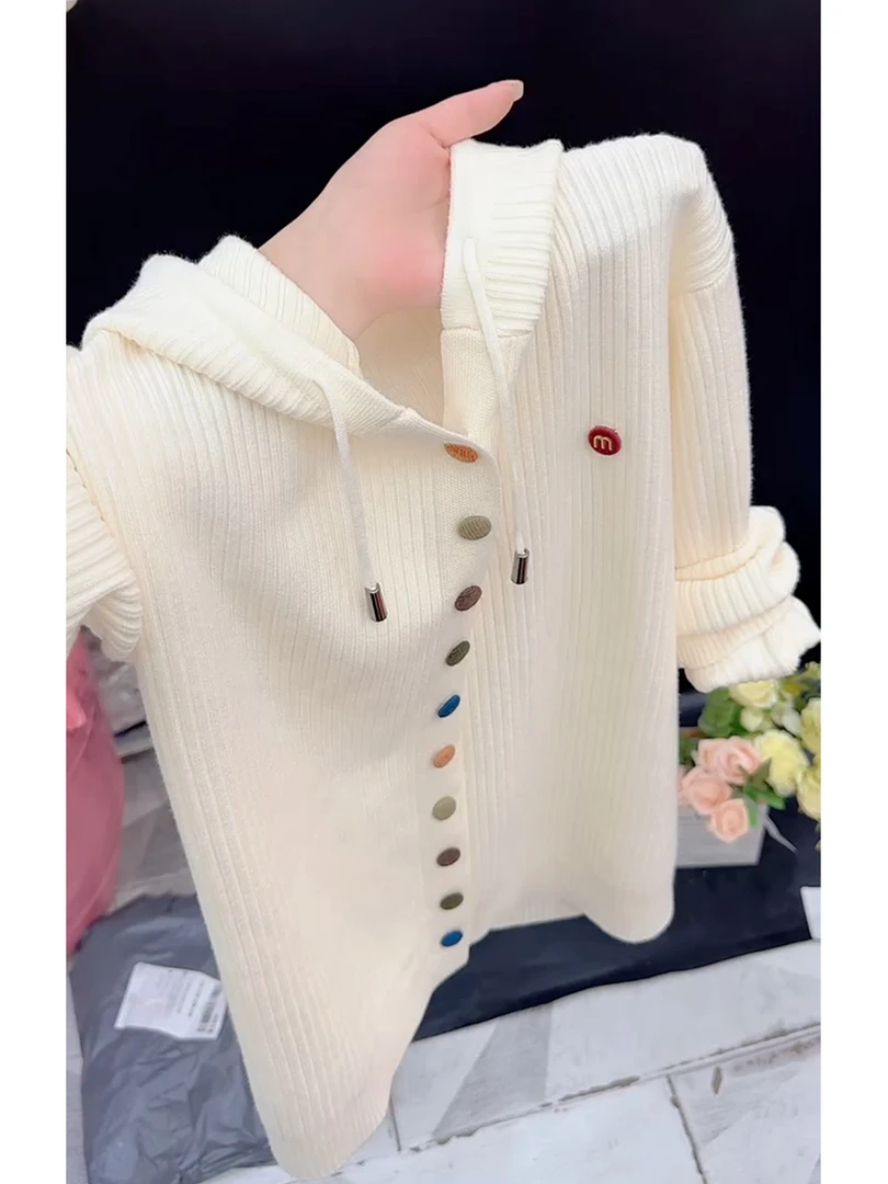 米白色连帽长袖针织开衫女装秋冬季2025新款小众彩色纽扣外搭毛衣