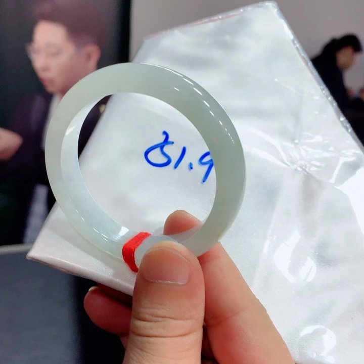 翡翠手镯未镶嵌翡翠手镯