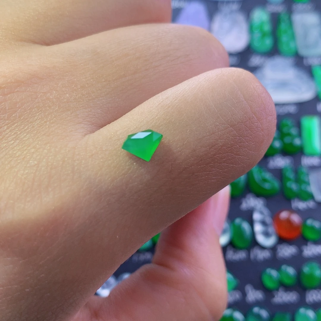 翡翠未镶嵌颈饰切割面