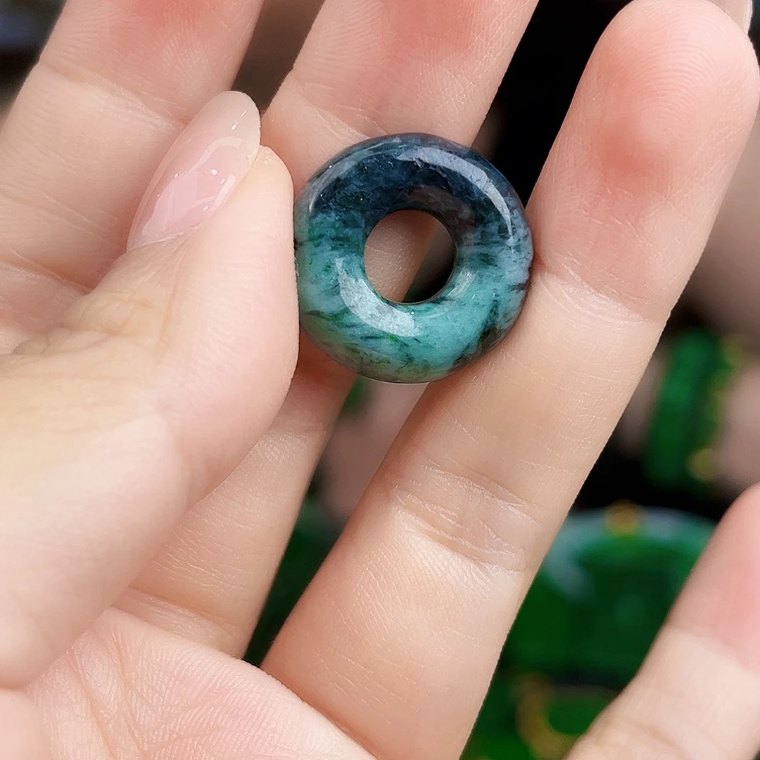 翡翠未镶嵌颈饰多样性