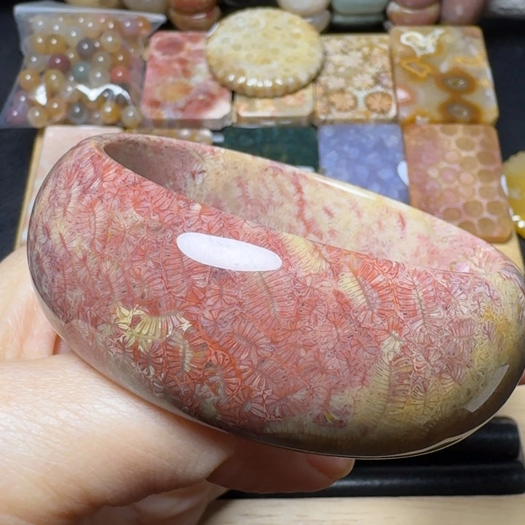 硅化玉55.5宽，红粉飘黄美虫纹未镶嵌