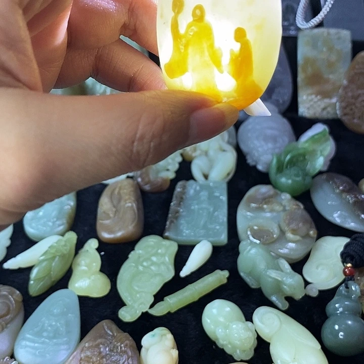 定制和田玉吊坠。