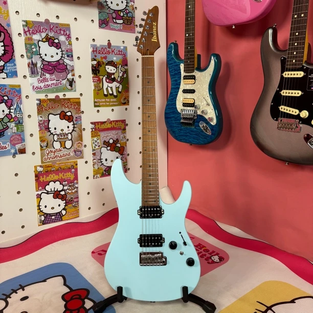 特价依般娜IBANEZ超轻微瑕AZ2402-SLF薄荷绿日产电吉他烤枫木琴颈