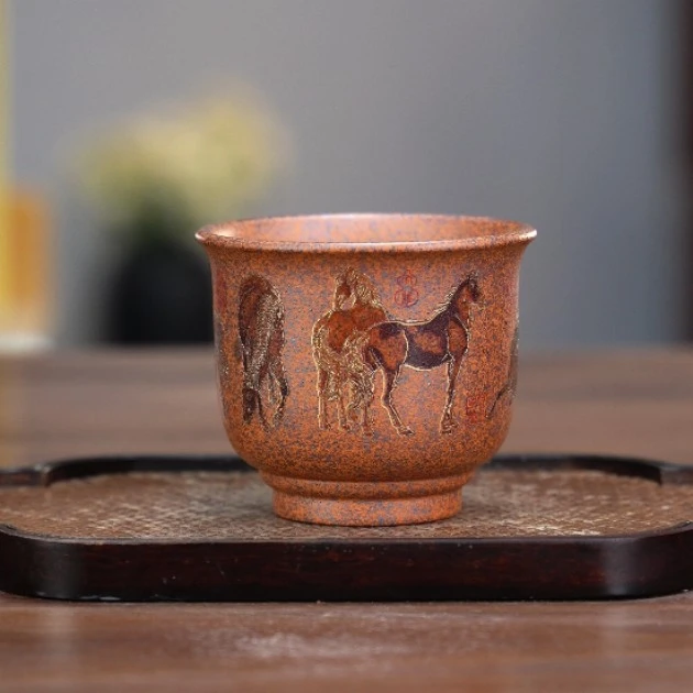 1035 宜兴原矿紫砂 龙骨金沙彩绘手绘八骏图主人杯 YY 150ML左右