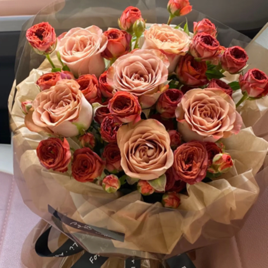 复古卡布奇诺玫瑰搭配巧克力泡泡鲜花