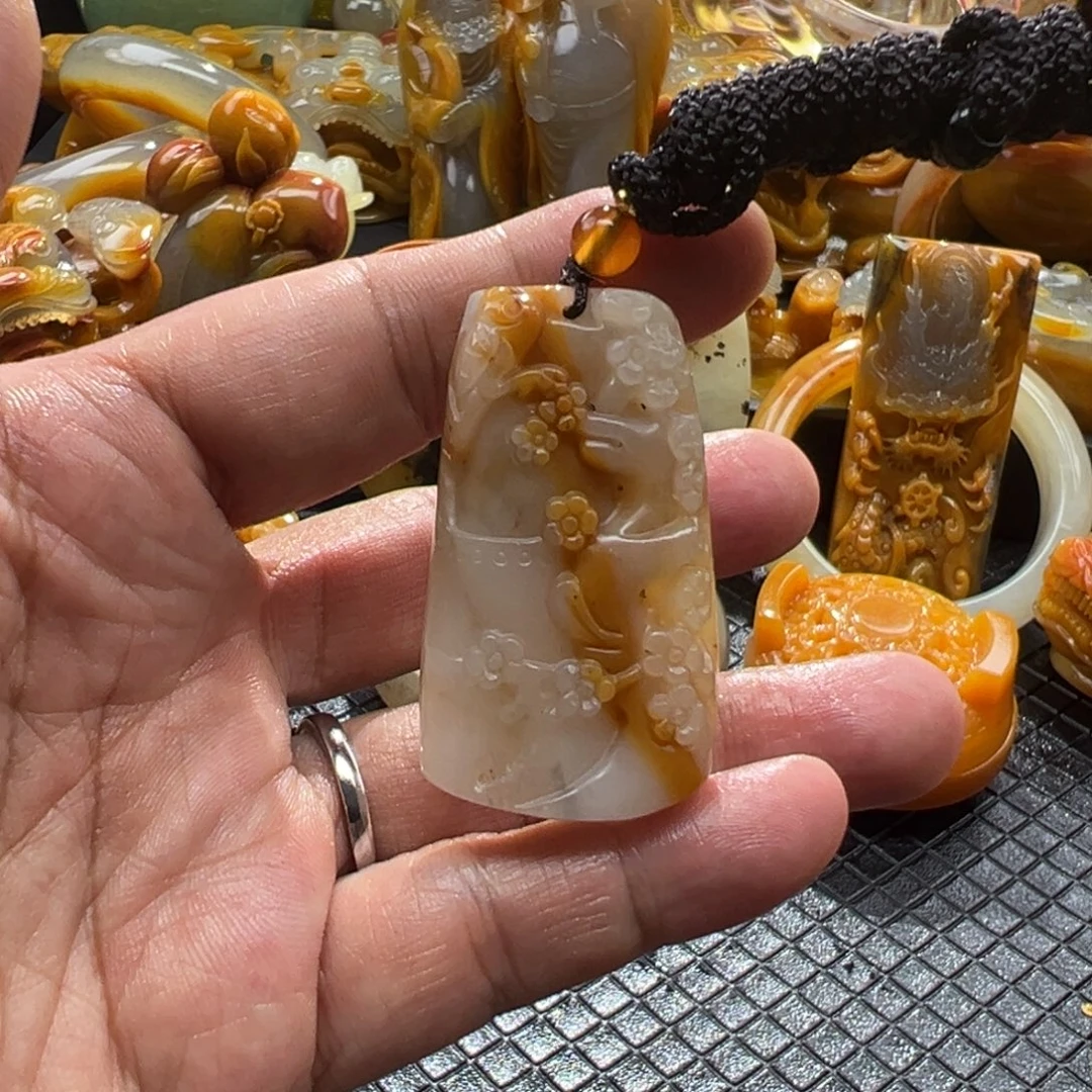 颈饰未镶嵌石英质玉