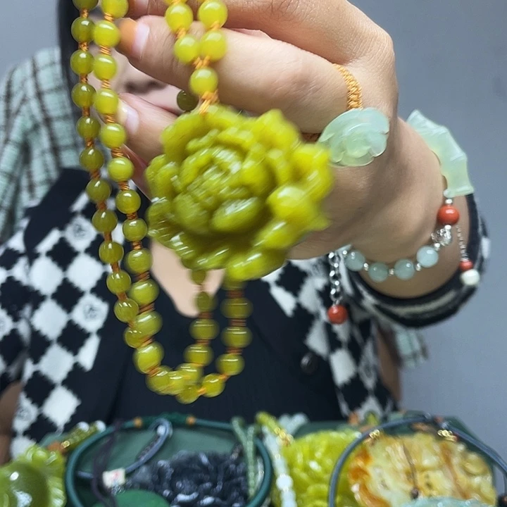 蛇纹石玉未镶嵌颈饰