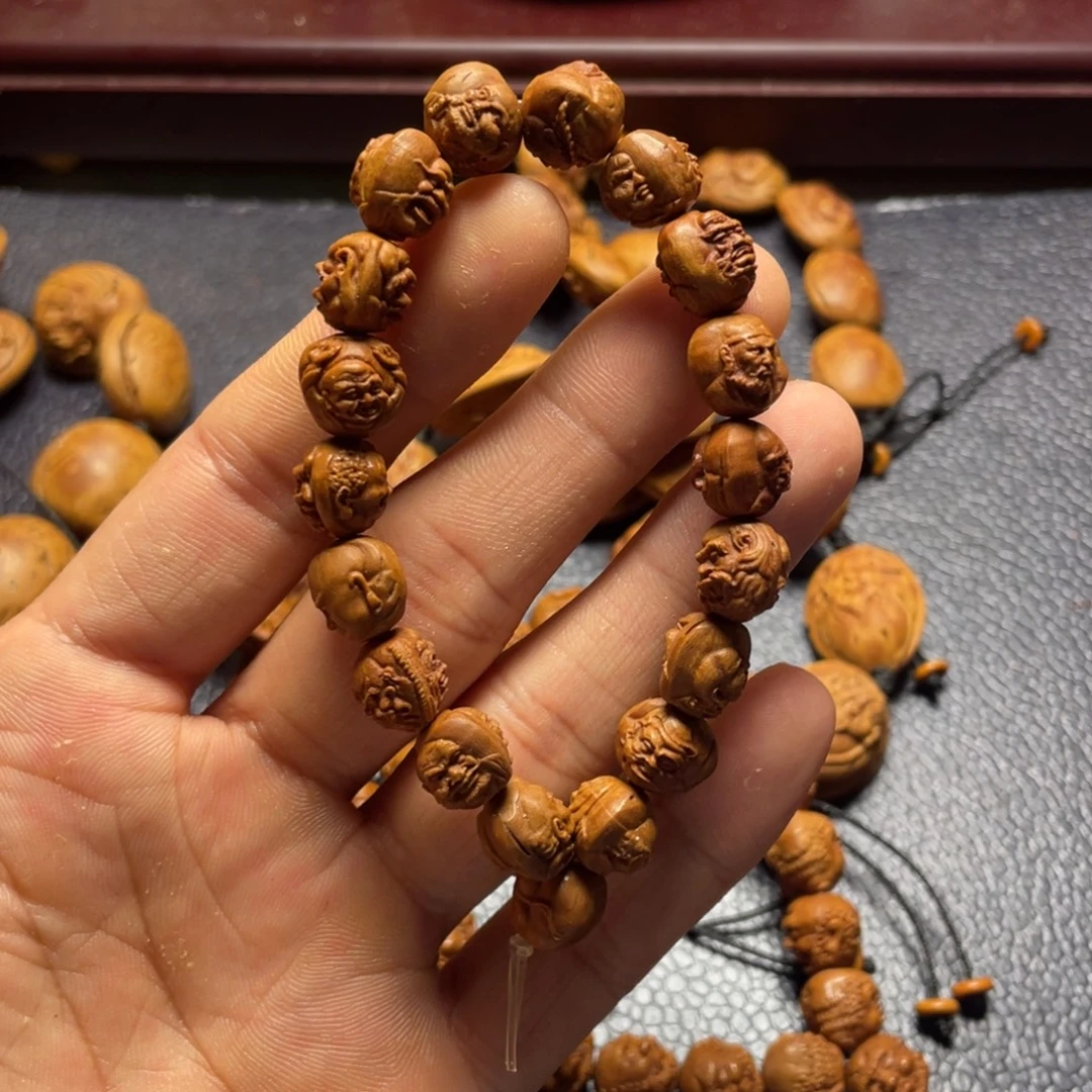 龙纹桃核雕刻瑕疵罗汉