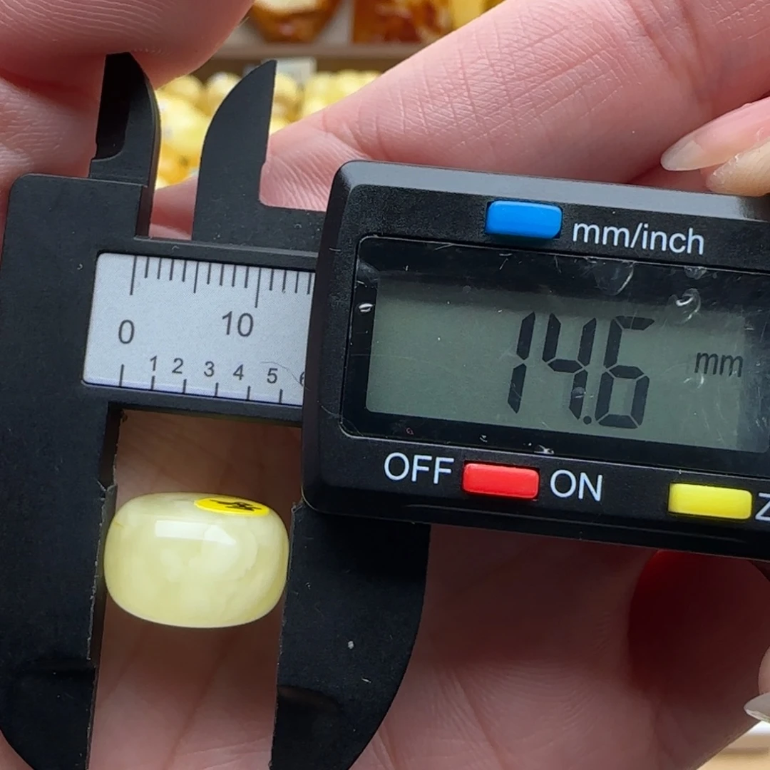 夜***遥蜜蜡未镶嵌裸石微瑕墩子