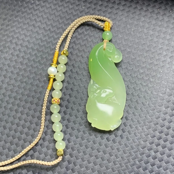 和田玉翠青松鼠吊坠