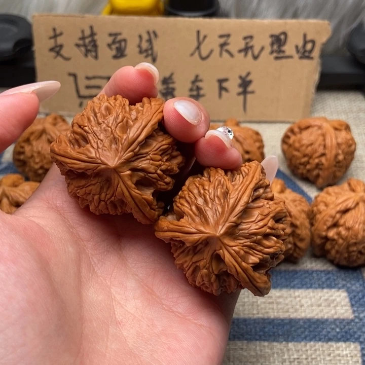 9***_文玩核桃吊坠白狮子正奔