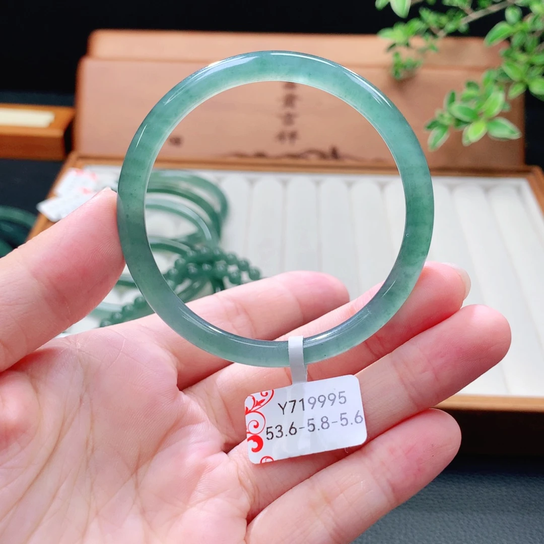 未镶嵌手镯（圆镯）翡翠