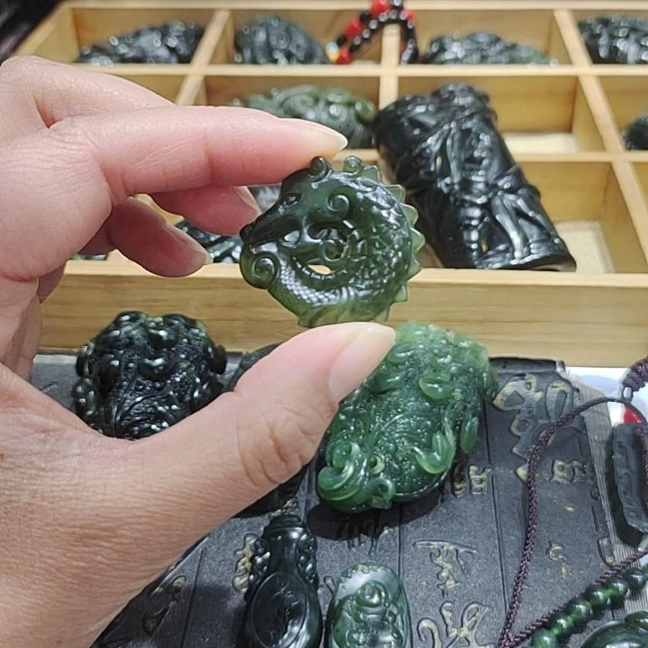 蛇纹石玉未镶嵌颈饰