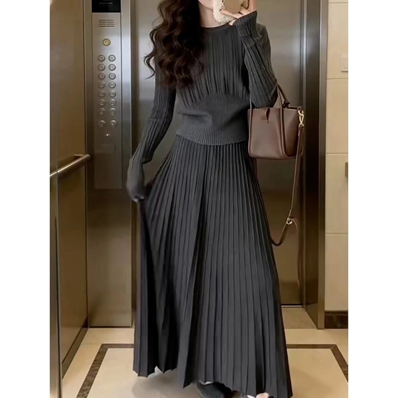 时尚慵懒风气质减龄百搭套装2026春季新款圆领纯色针织衫+百褶裙