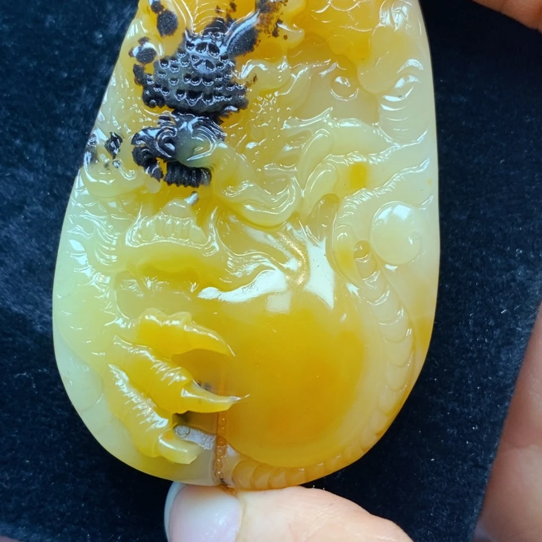 未镶嵌石英质玉（黄龙玉）颈饰