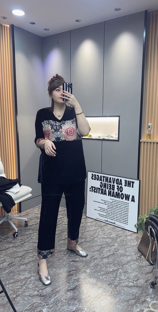 岩岩家v领丝绒显瘦上衣和裤子