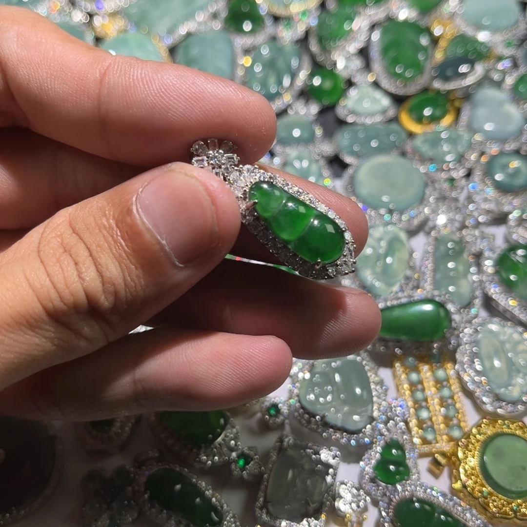 翡翠未镶嵌颈饰福豆