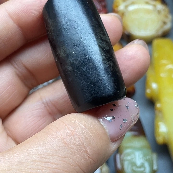 中***童和田玉未镶嵌颈饰