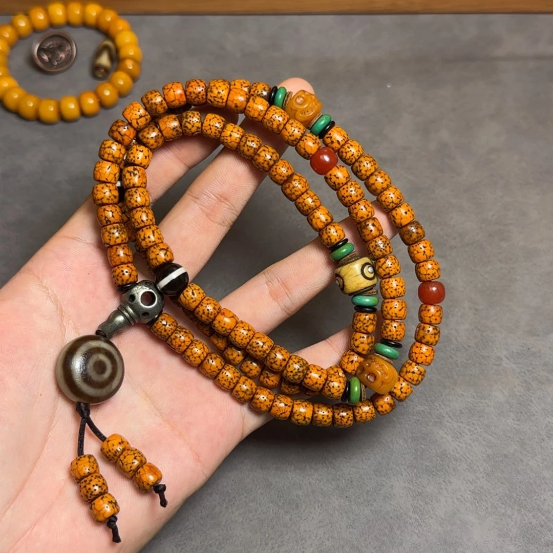 颈饰琉璃?**?琉璃颈饰