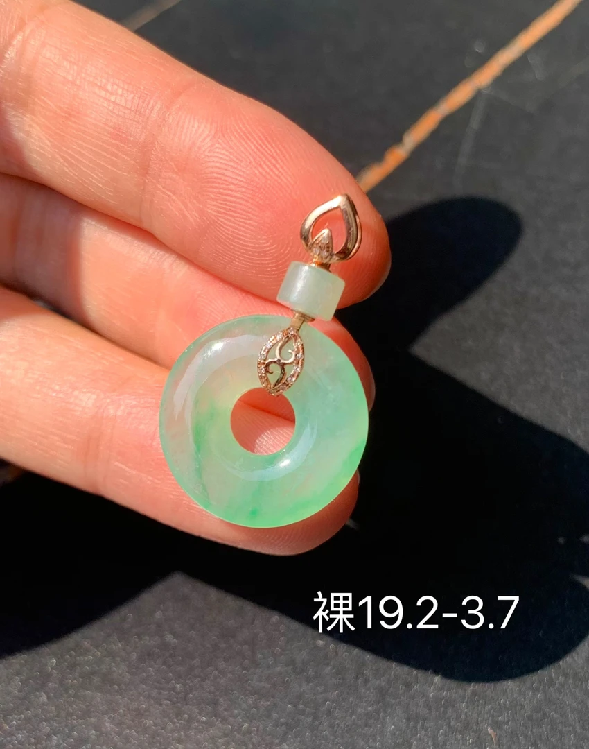 冰飘绿平安扣翡翠吊坠