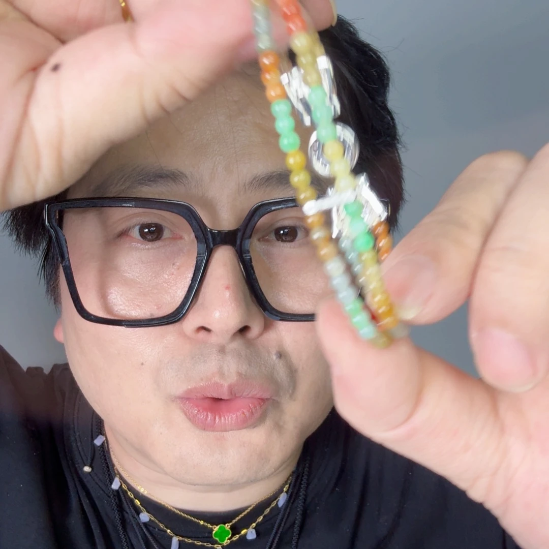 翡翠未镶嵌颈饰一件