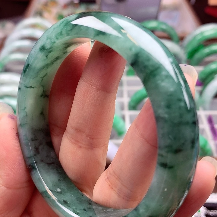 翡翠手镯未镶嵌翡翠