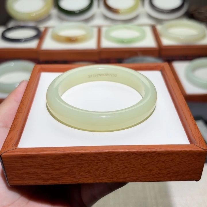 和田玉手镯未镶嵌奶黄色仙女风51-52