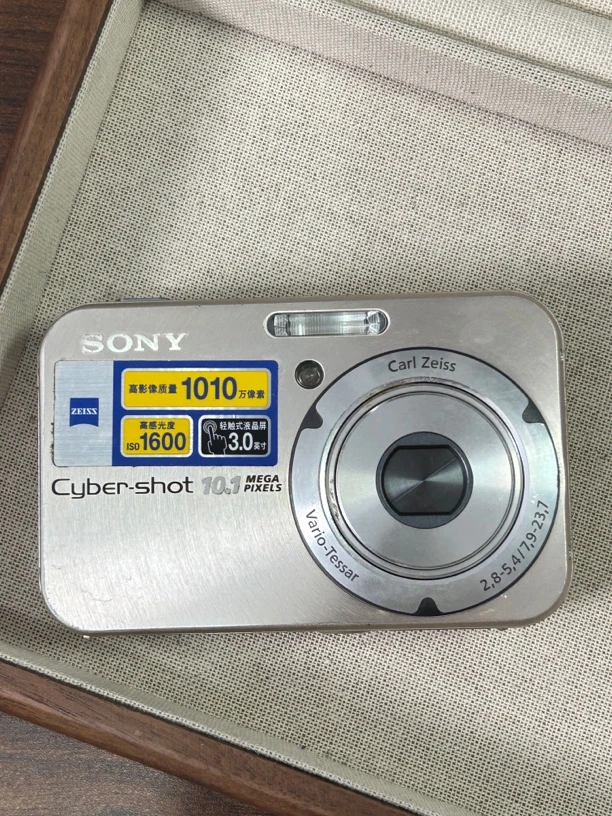 9新 Sony/索尼 n2 银色  触摸屏复古ccd数码相机