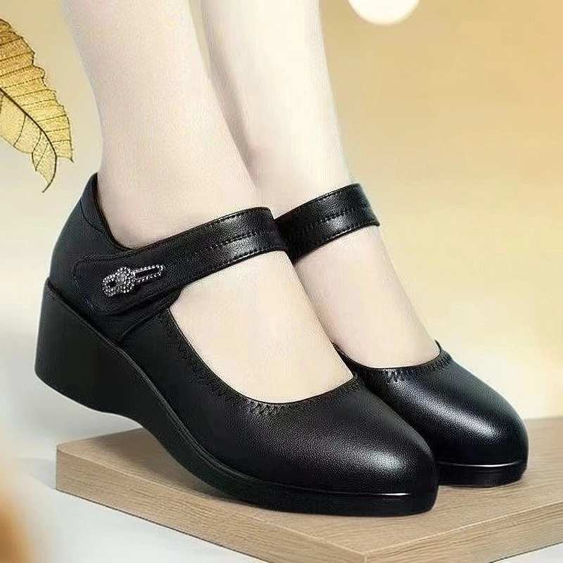 【陆悦】坡跟单鞋春秋新款软皮软底一字带中老年中跟圆头防滑皮鞋