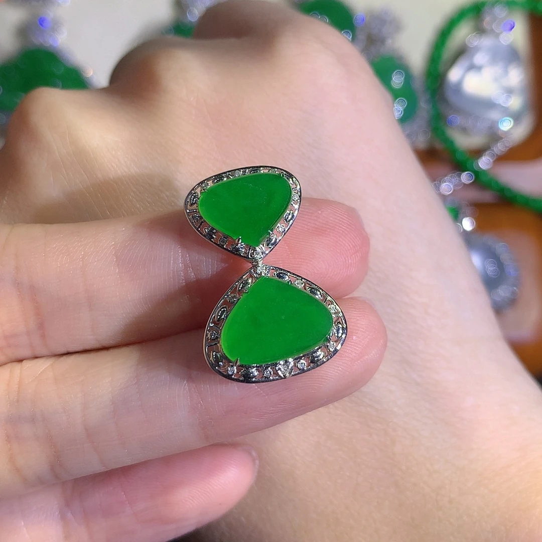 颈饰18K金镶嵌翡翠