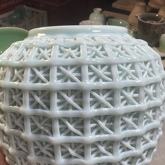 T***2龙泉青瓷玲珑花罐微瑕