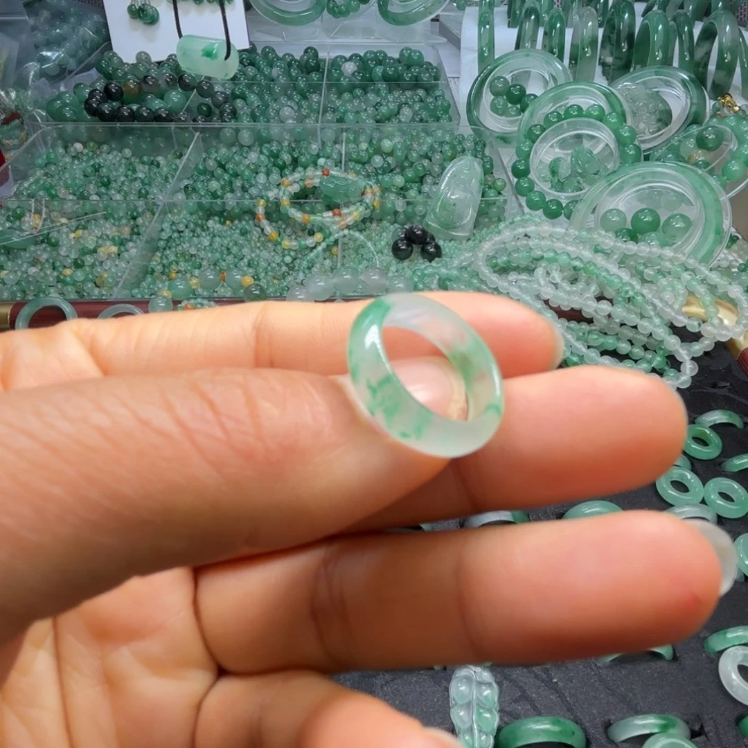 石英质玉（非洲翠）未镶嵌散珠飘花戒指