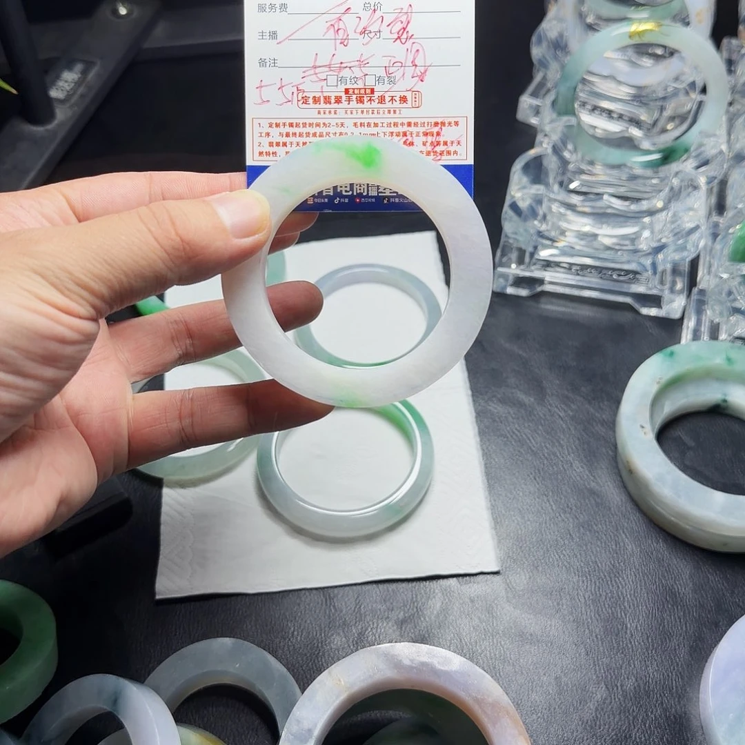 米***天定制翡翠未镶嵌翡翠手镯