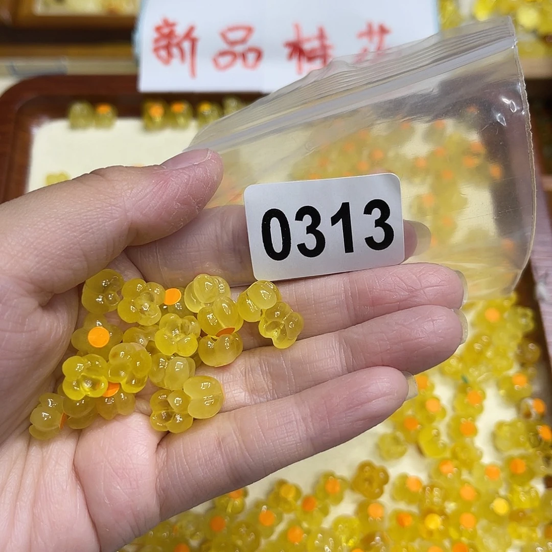 兔****琥珀未镶嵌颈饰蜜蜡