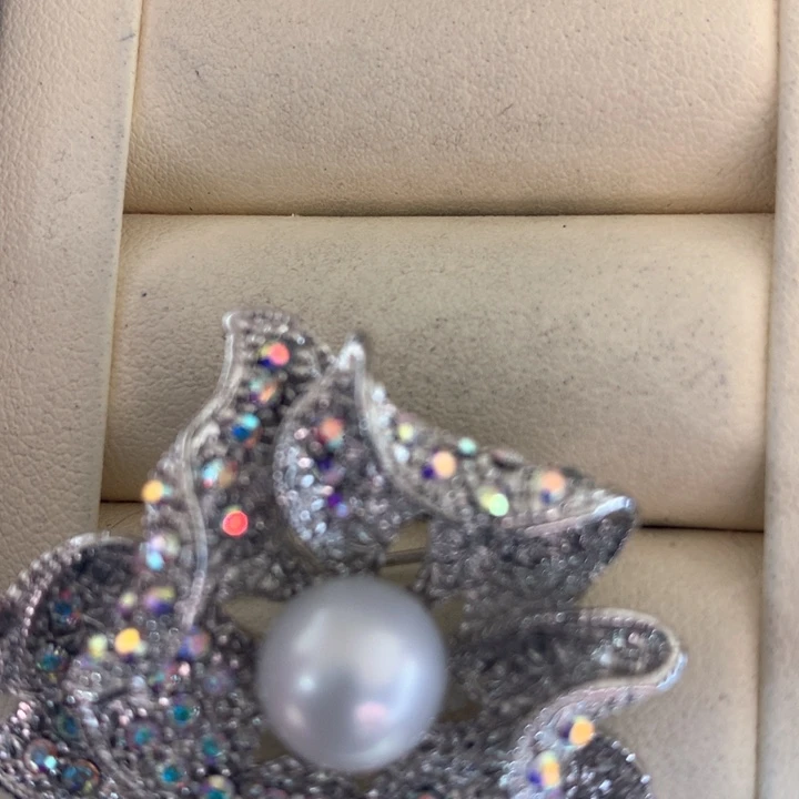 未镶嵌胸饰海水珍珠