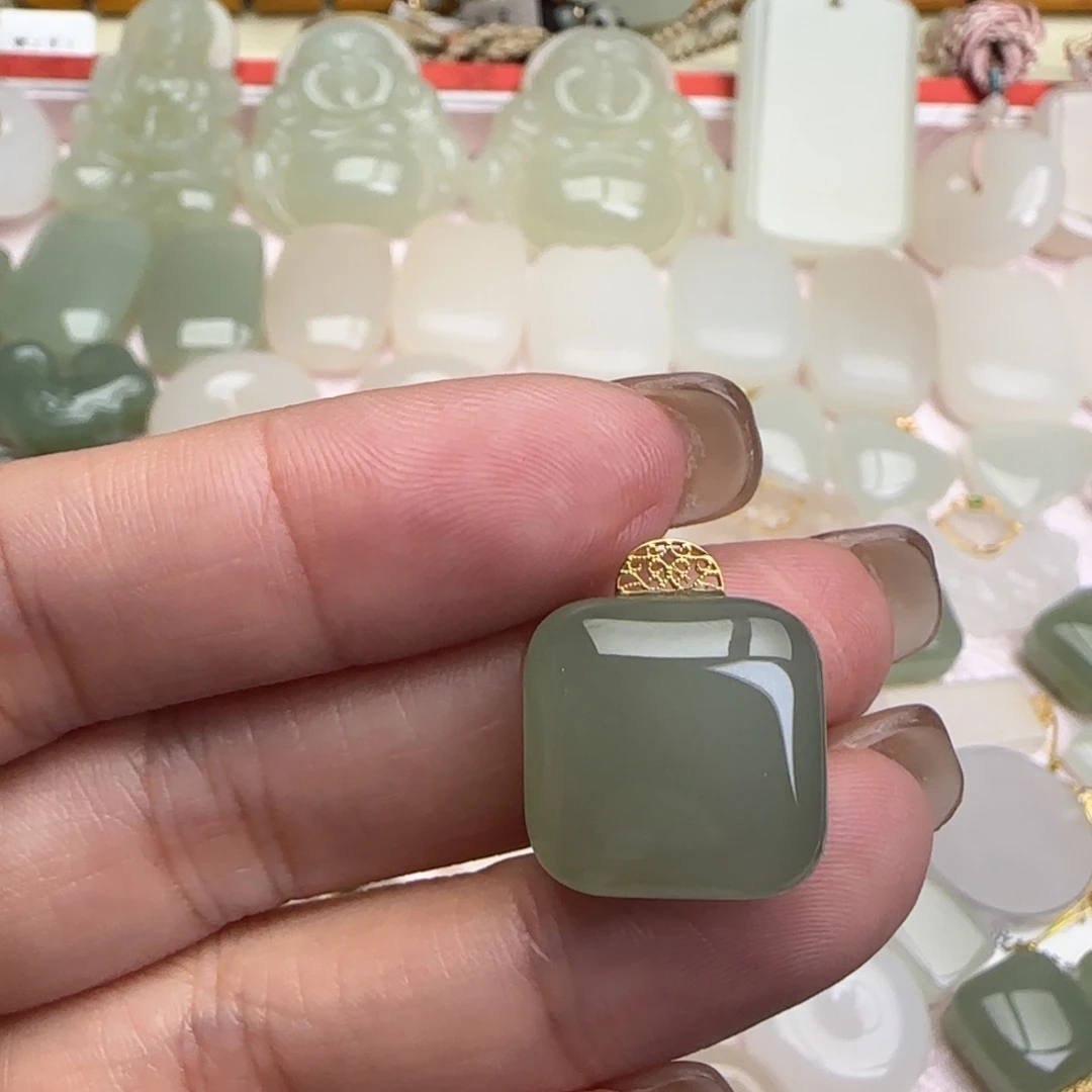 若***现颈饰18K金镶嵌和田玉