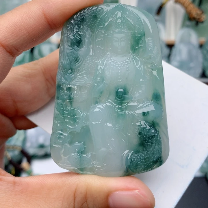 翡翠未镶嵌颈饰御龙观音