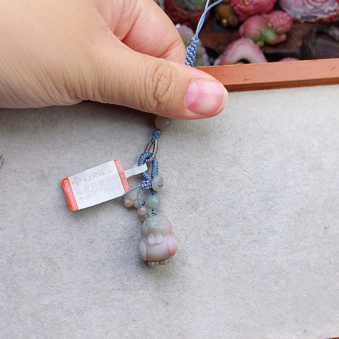 颈饰未镶嵌石英质玉（盐源）